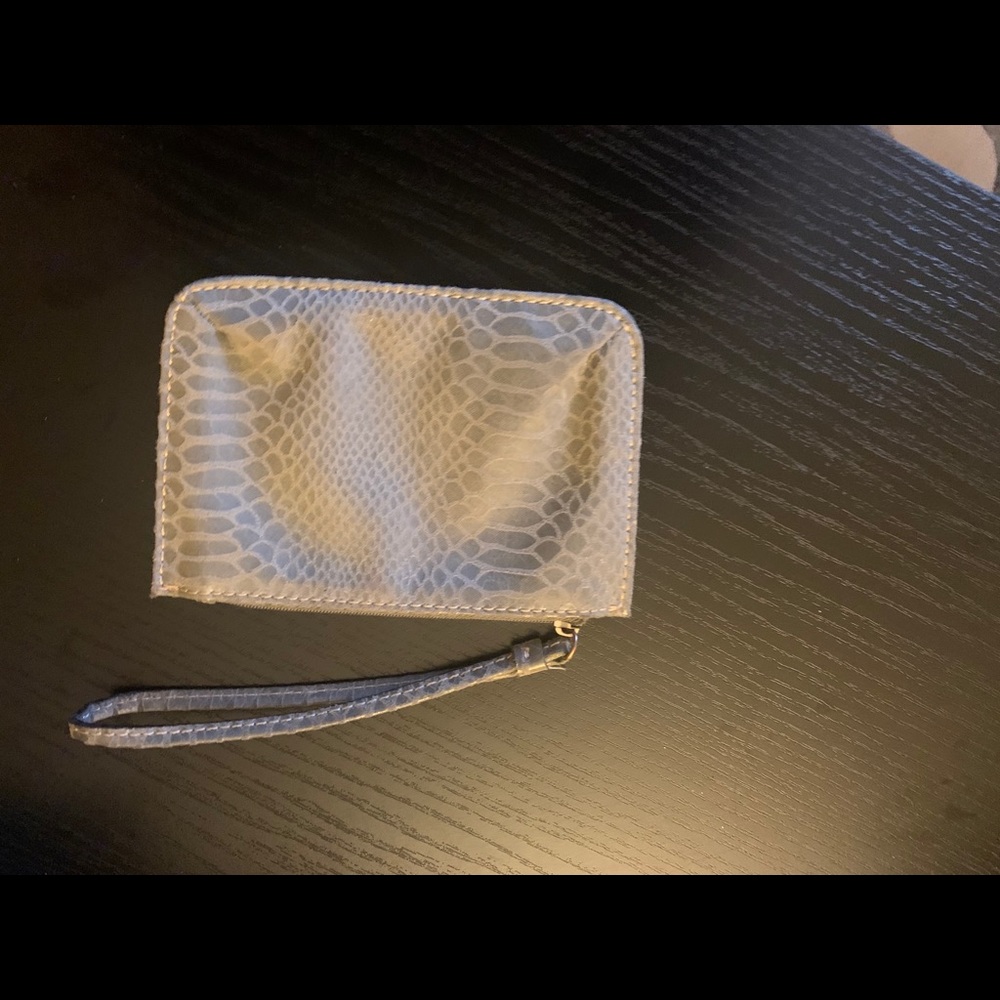 Gray faux snakeskin print wristlet - Picture 4 of 5